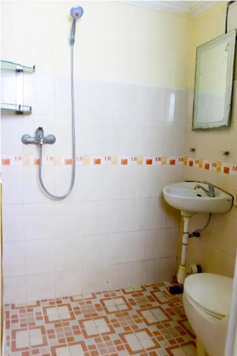 Eine weitere Ansicht der Badezimmereinrichtungen im Lagura Residence in Jakarta