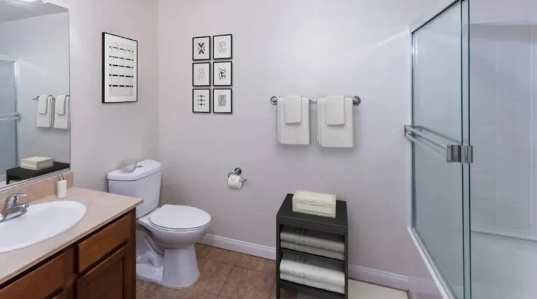 Baño moderno en LALA House con ducha