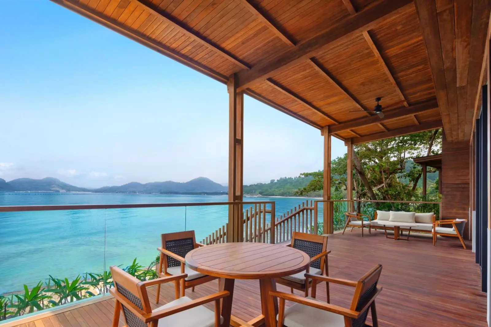 Espace de balcon au Lampung Marriott Resort & Spa surplombant la mer