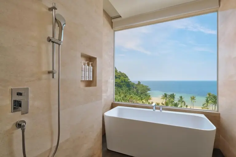 Douche moderne dans la salle de bain au Lampung Marriott Resort & Spa