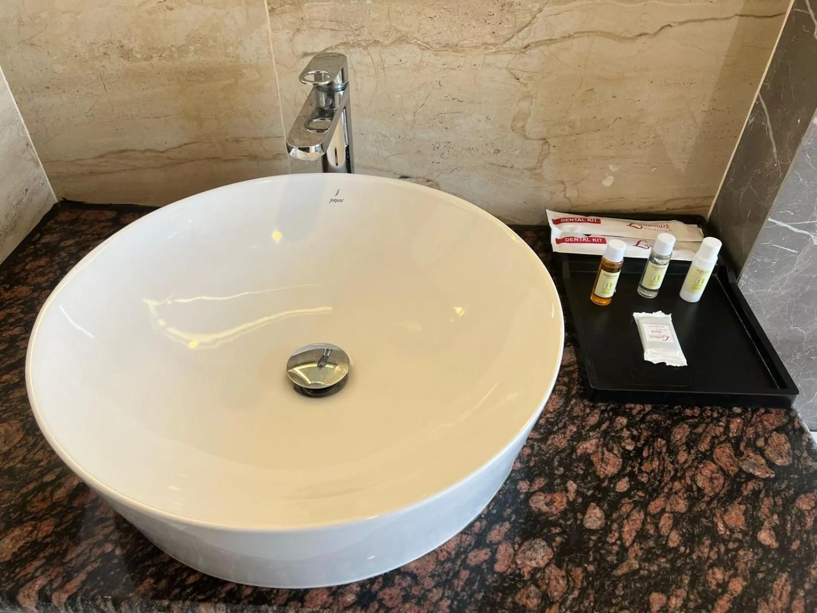 Primer plano del lavabo del baño y los artículos de aseo en Landmark Bhairahawa en Lumbini