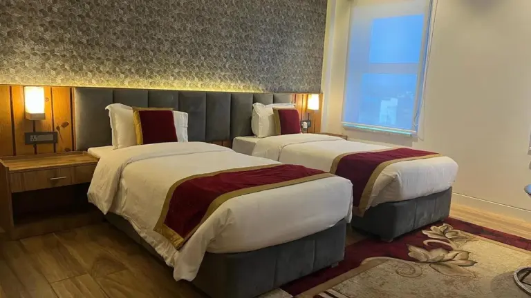 Habitación twin en Landmark Bhairahawa en Lumbini con dos camas individuales, decoración de pared texturizada e iluminación cálida