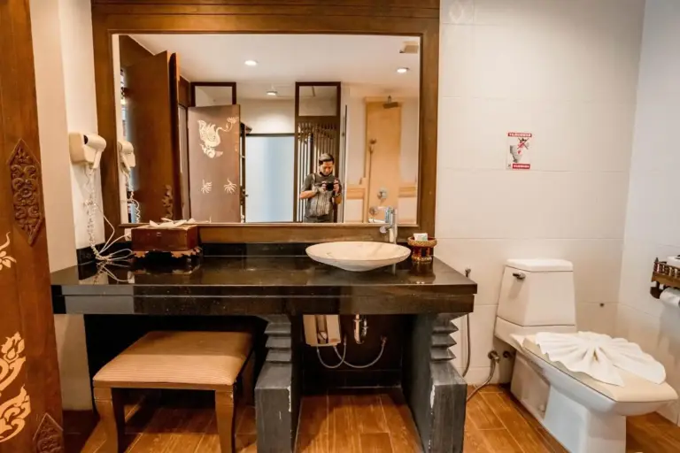Badezimmer mit Waschbecken und WC im Lanna Hotel by Kasalong Resort und Spa Pattaya