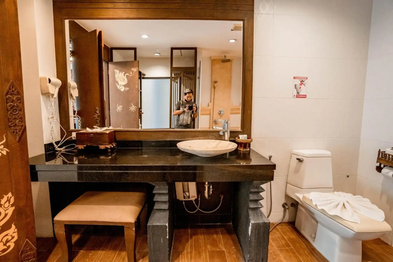 Badezimmer mit Waschbecken und WC im Lanna Hotel by Kasalong Resort und Spa Pattaya