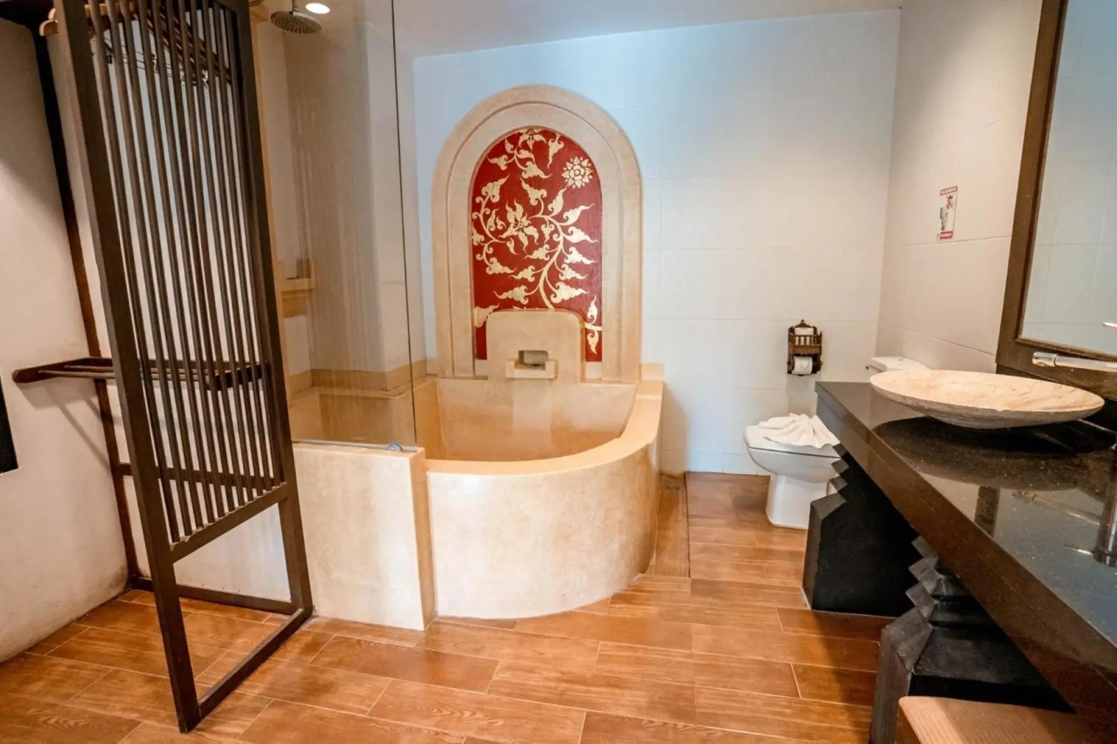 Badezimmerdesign im Lanna Hotel von Kasalong Resort und Spa Pattaya