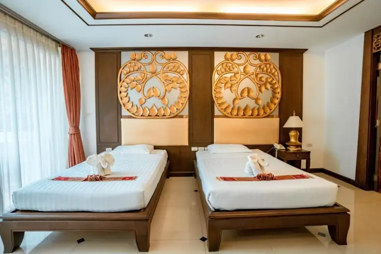 Gästezimmer mit zwei Einzelbetten im Lanna Hotel by Kasalong Resort and Spa Pattaya