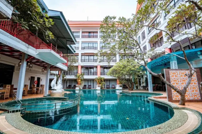 Poolbereich, umgeben von Grün, im Lanna Hotel by Kasalong Resort and Spa Pattaya