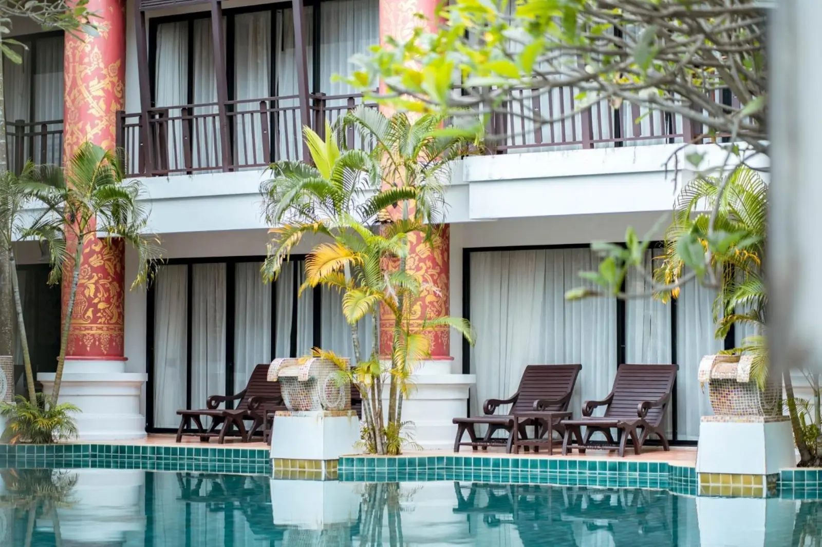 Sitzbereich am Pool im Lanna Hotel von Kasalong Resort and Spa Pattaya