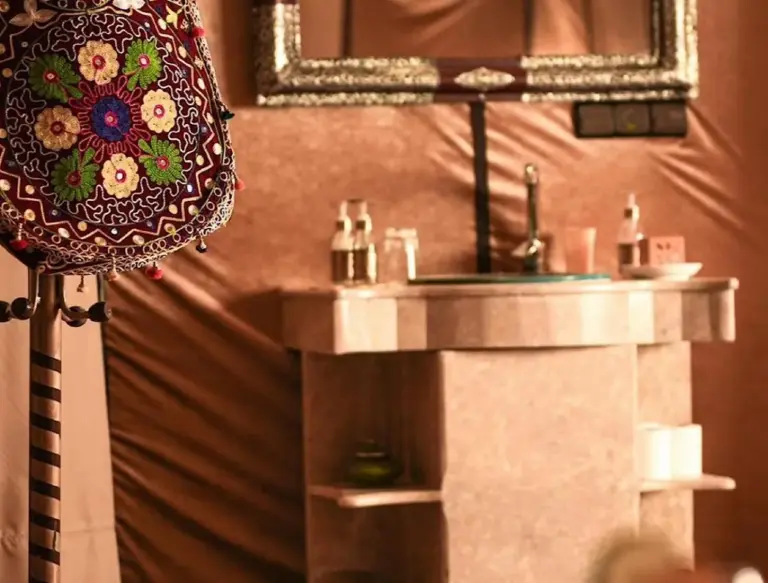 Detalle del baño en Lantern Luxury Camp en Merzouga