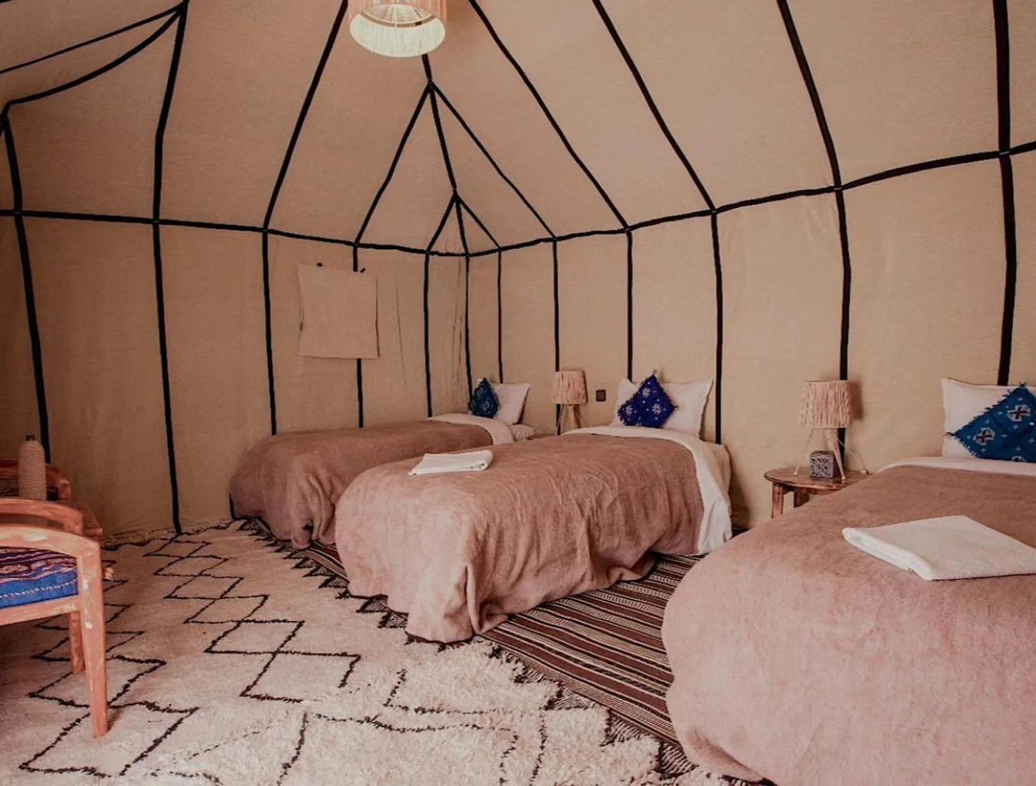 Distribución de dormitorio triple en Lantern Luxury Camp en Merzouga
