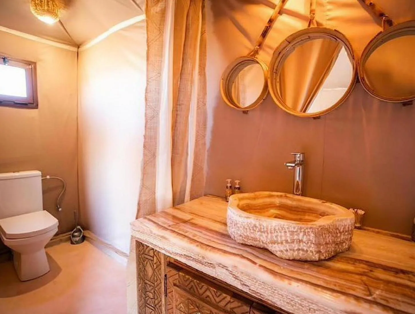 Baño con decoración natural en Lantern Luxury Camp en Merzouga