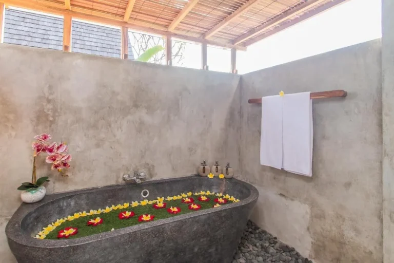 Lasamana Villas Ubud outdoor bathtub with flowers