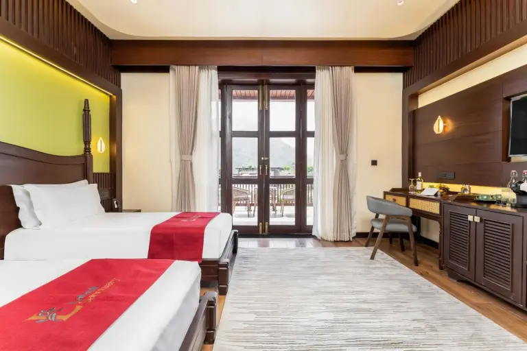 Salle de bains luxueuse à Latauli Sanctuary avec équipements modernes