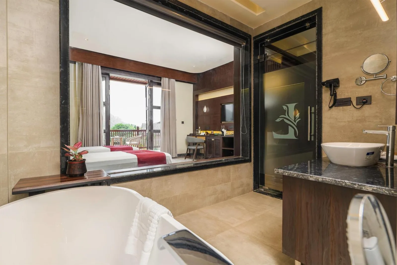 Chambre spacieuse pour les clients à Latauli Sanctuary avec mobilier de qualité