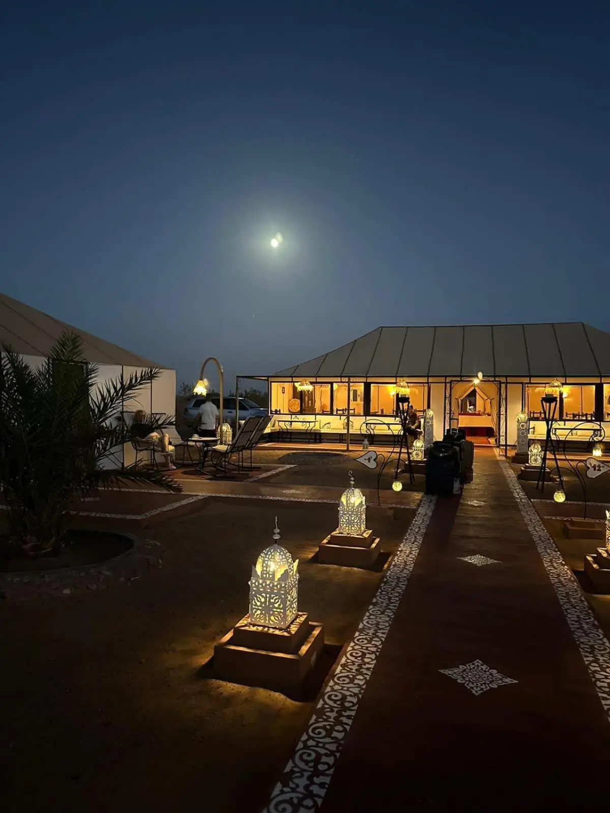 Chemins illuminés au Layali Luxury Desert Camp