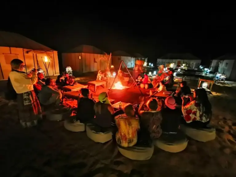 Feu de camp nocturne au Layali Luxury Desert Camp