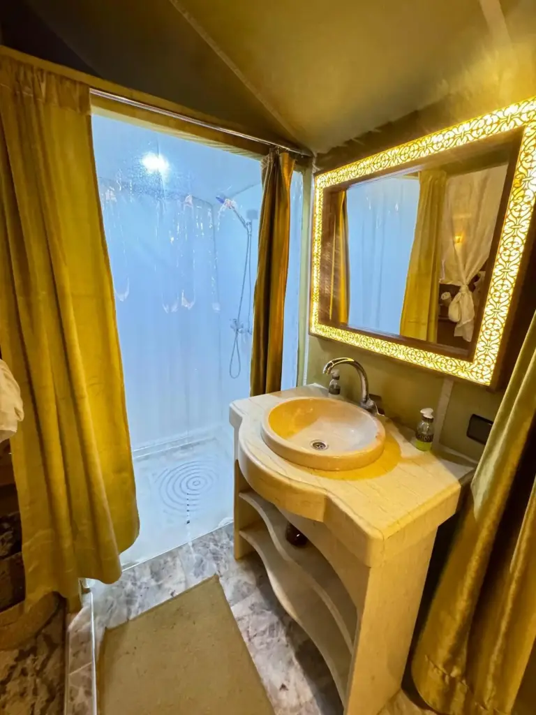 Salle de bain stylée au Layali Luxury Desert Camp