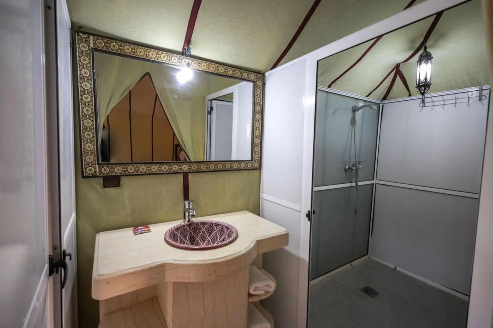 Salle de bain au Layali Luxury Desert Camp