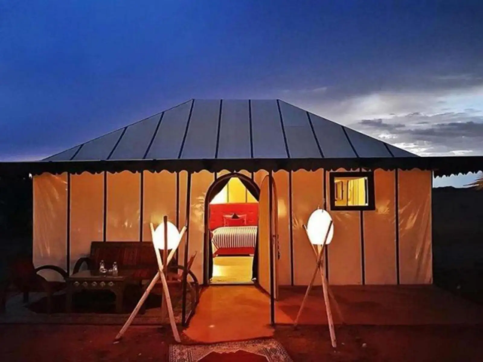 Extérieur d'une tente au Layali Luxury Desert Camp