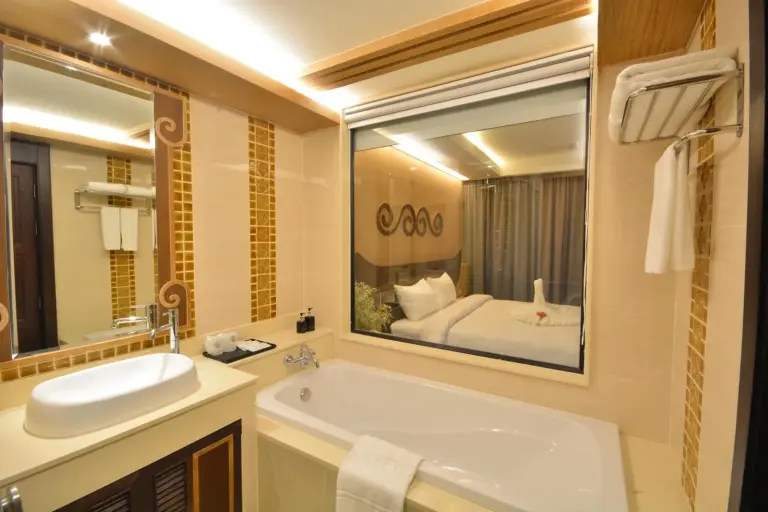 Le Bali Resort – hotel en Pattaya, Tailandia – un dormitorio con una cama y un cartel en la pared en Le Bali Resort en Pattaya North