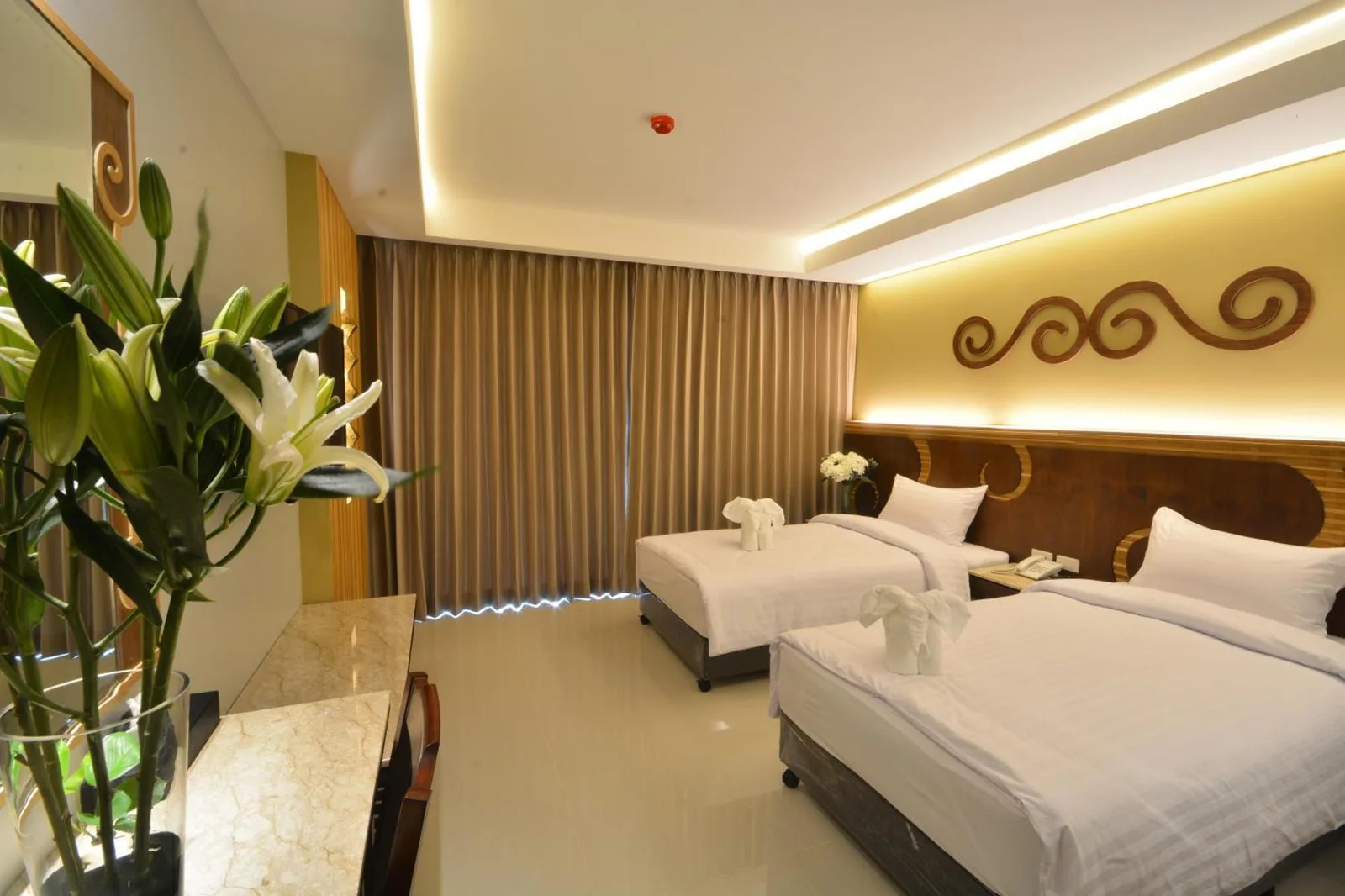 Servicios de baño de Le Bali Resort Pattaya con botellas de champú y gel de baño