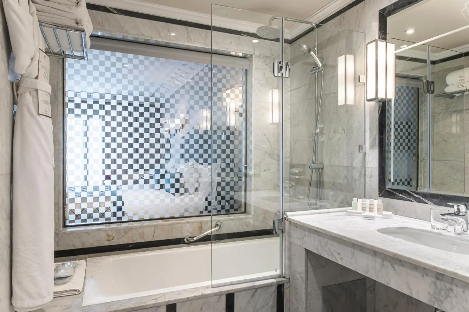 Salle de bain élégante avec des équipements modernes au Le Casablanca Hotel