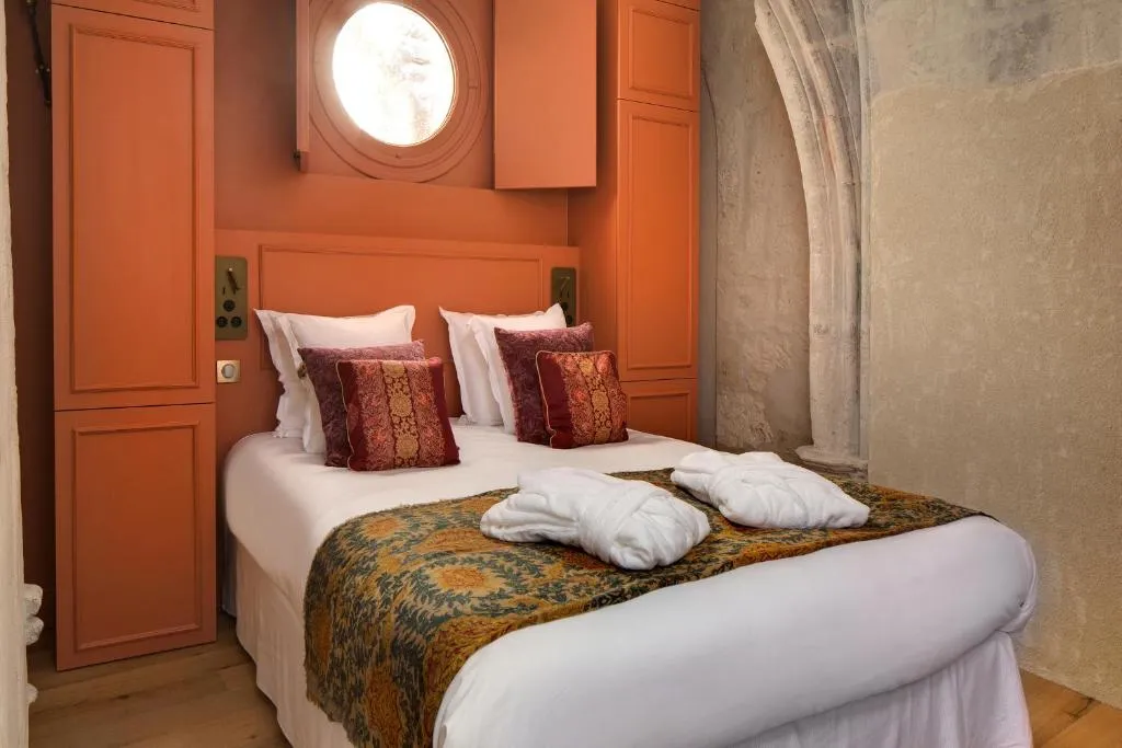 Cozy bedroom in Le Cloitre des Augustins