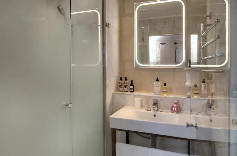 Elegant bathroom in Le Cloitre des Augustins