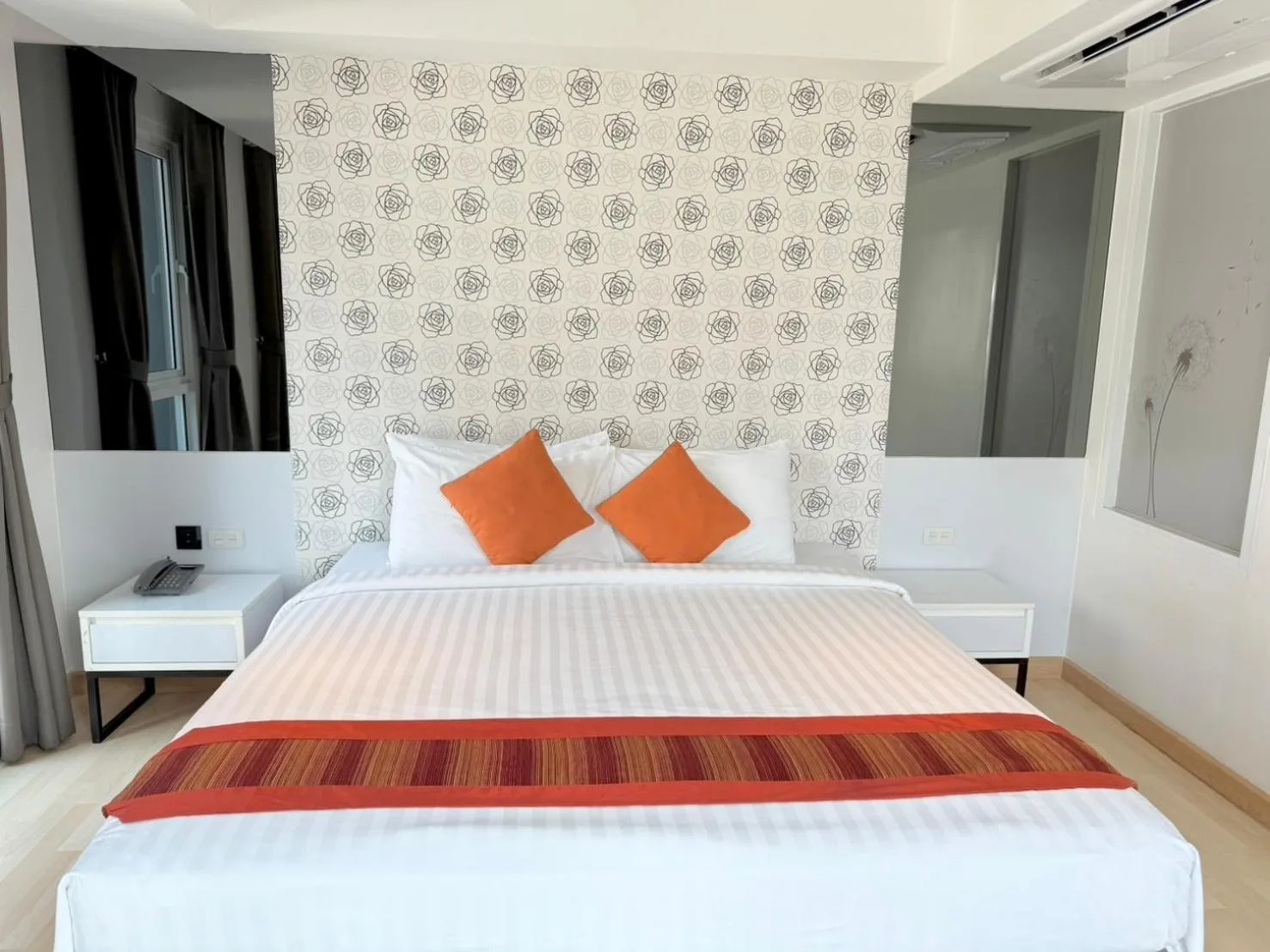 Le D'Tel Bangkok – Hotel in Bangkok, Thailand – ein Kleiderschrank mit weißen Kleidungsstücken auf einer Stange im Le D'Tel Bangkok in Bangkok