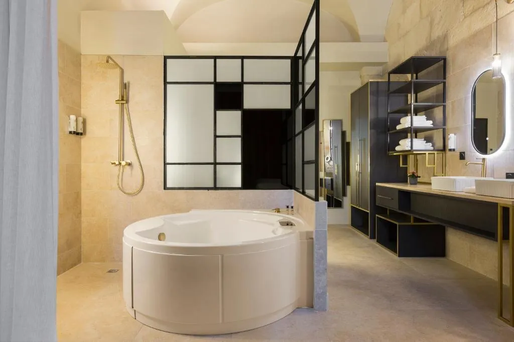 Baño moderno en Le Grand Hôtel Dieu de SOWELL COLLECTION en Nîmes