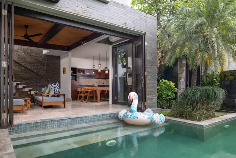 Geräumiges Wohnzimmer und Poolblick in Le Jardin Villas Seminyak