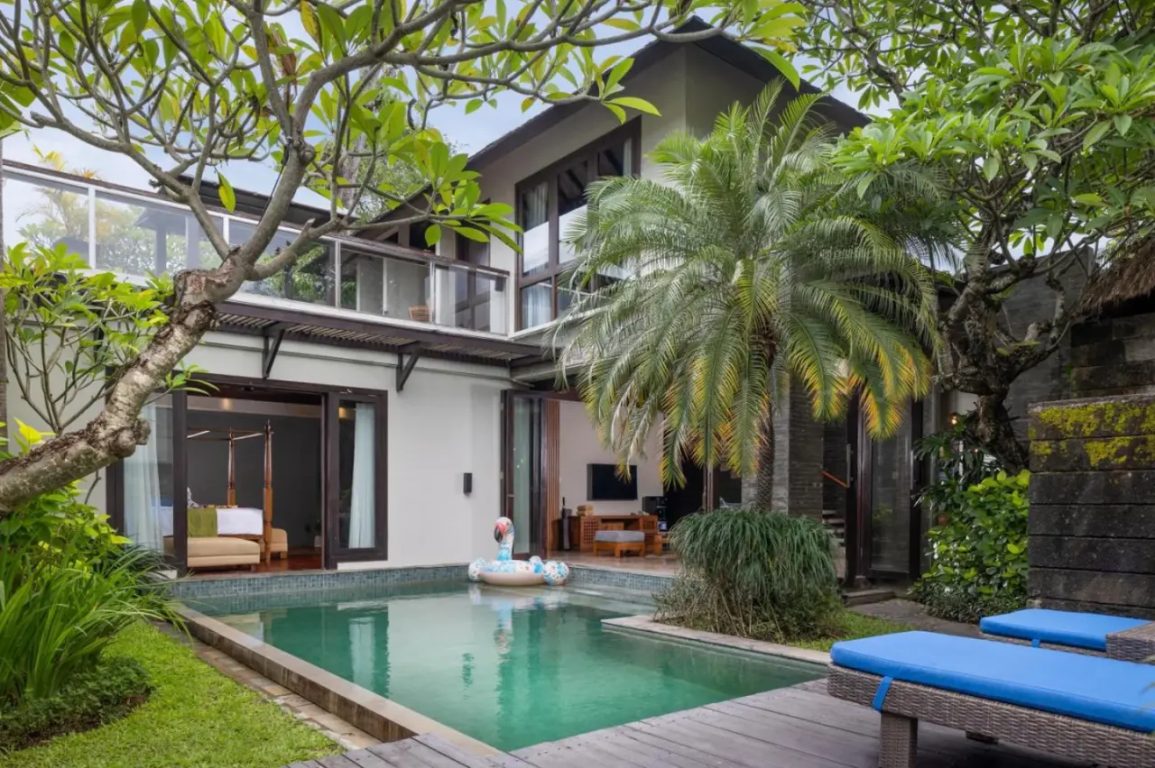 Außenansicht einer Villa mit Pool in Le Jardin Villas Seminyak