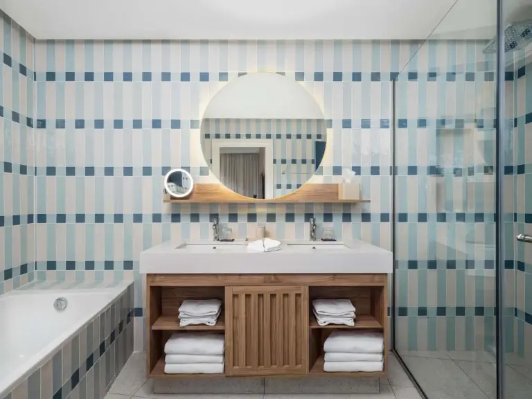 Le Médina Essaouira Thalassa Sea & Spa - MGallery Collection – hôtel à Essaouira, Maroc – une salle de bains avec un lavabo et un miroir au Le Médina Essaouira Thalassa Sea & Spa - MGallery Collection à Essaouira
