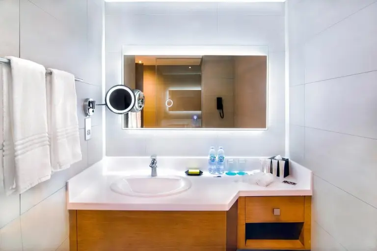 Barrierefreies Badezimmer im Le Meridien Abu Dhabi Resort