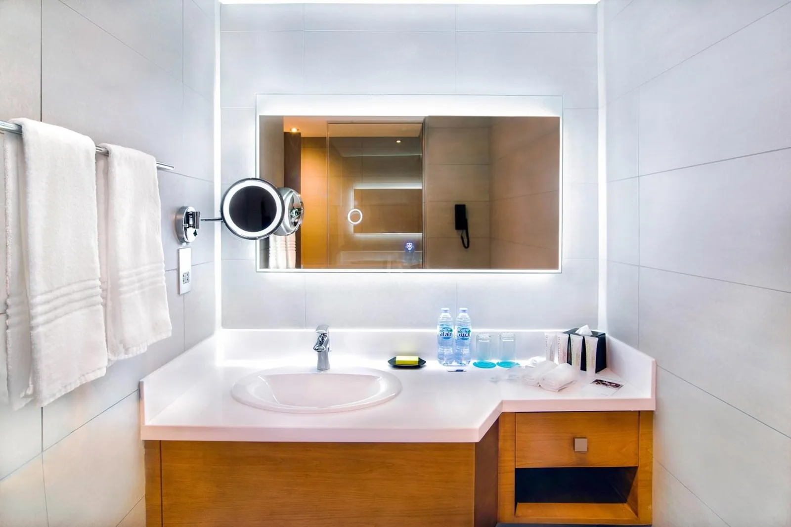 Barrierefreies Badezimmer im Le Meridien Abu Dhabi Resort