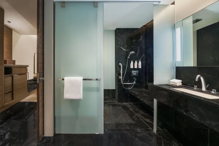 Le Meridien Bangkok shower area