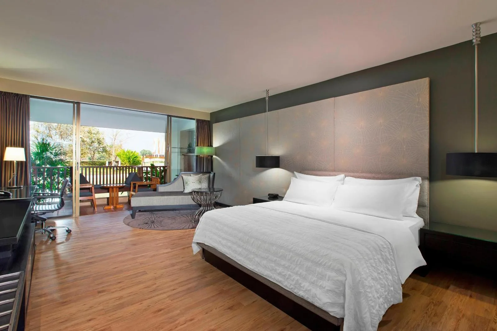 Le Meridien Chiang Rai Resort elegant bedroom