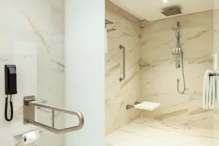 Baño accesible en Le Méridien Dubai Hotel & Conference Centre diseñado para la comodidad.