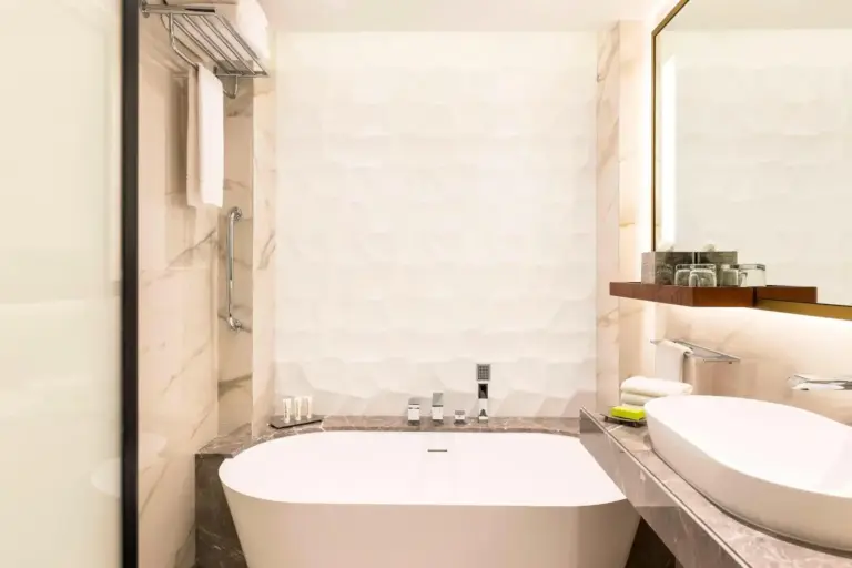 Baño elegante en Le Méridien Dubai Hotel & Conference Centre con acabados modernos.