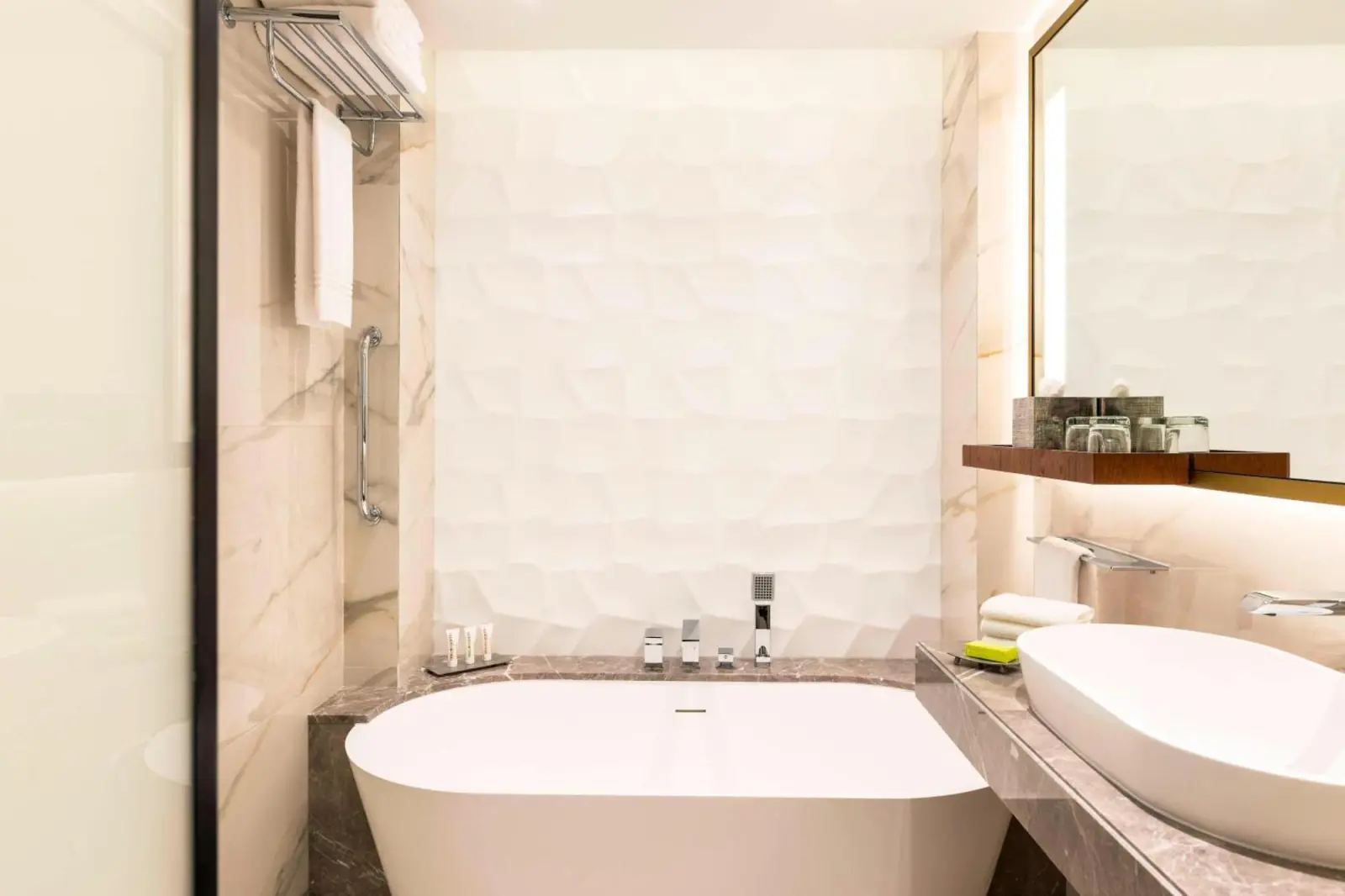 Baño elegante en Le Méridien Dubai Hotel & Conference Centre con acabados modernos.