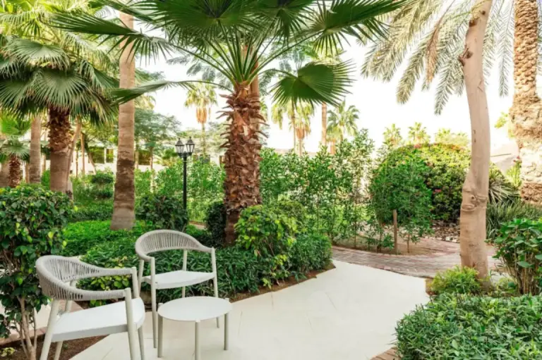 Encantadora área de asientos al aire libre en Le Méridien Dubai Hotel & Conference Centre.