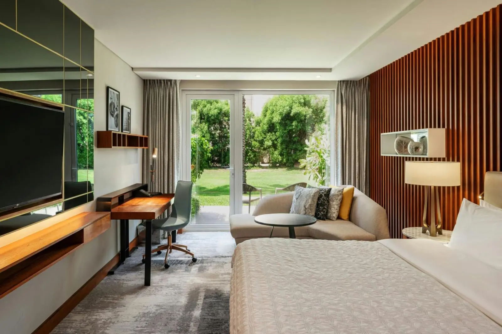 Habitación de huésped moderna en Le Méridien Dubai Hotel & Conference Centre, perfecta para relajarse.