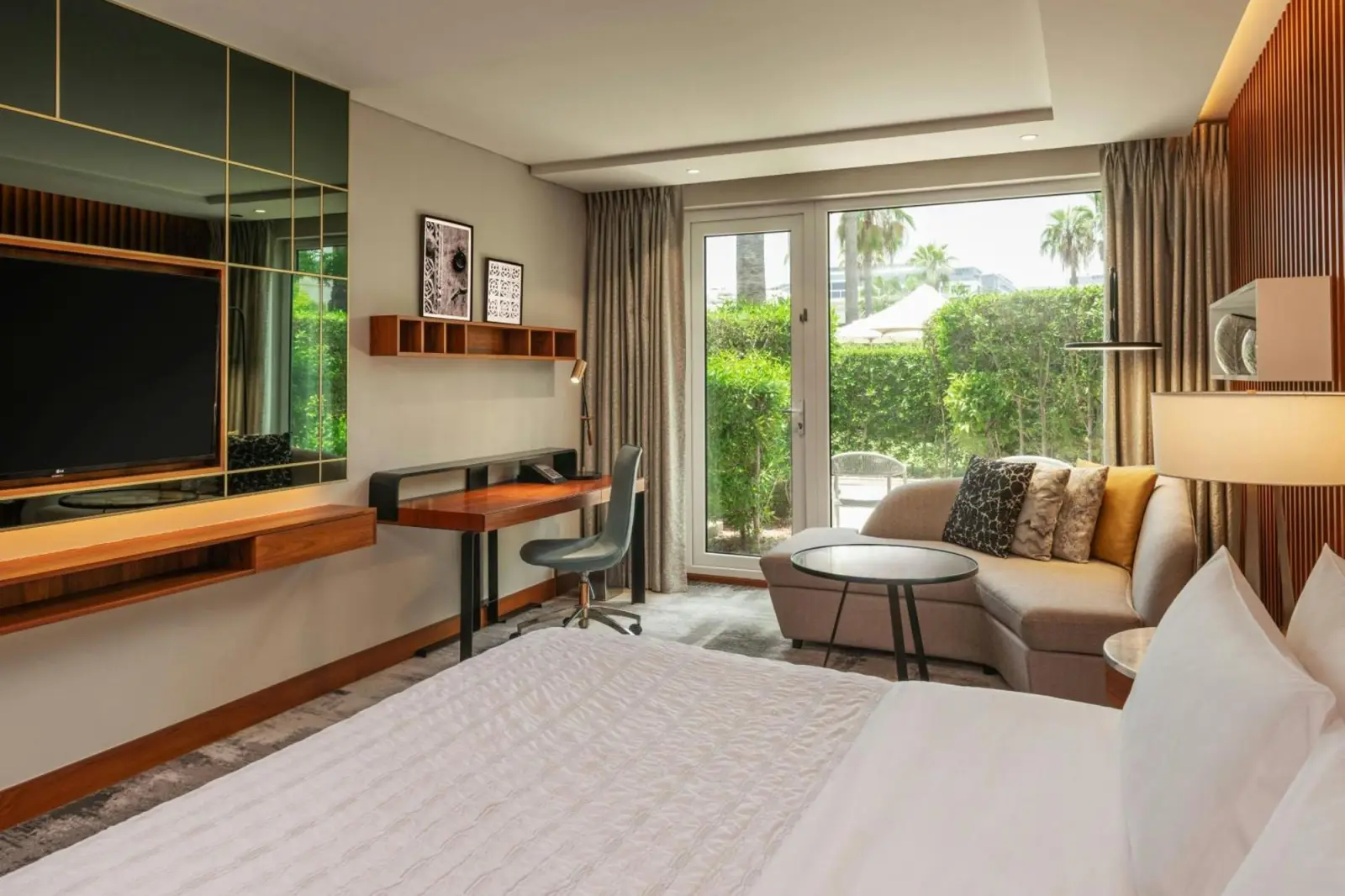Habitación de huésped bien equipada en Le Méridien Dubai Hotel & Conference Centre con decoración elegante.