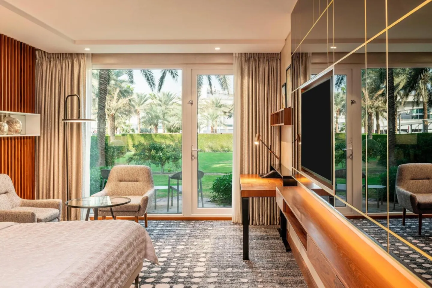 Vista brillante de la habitación de huésped en Le Méridien Dubai Hotel & Conference Centre con grandes ventanas.