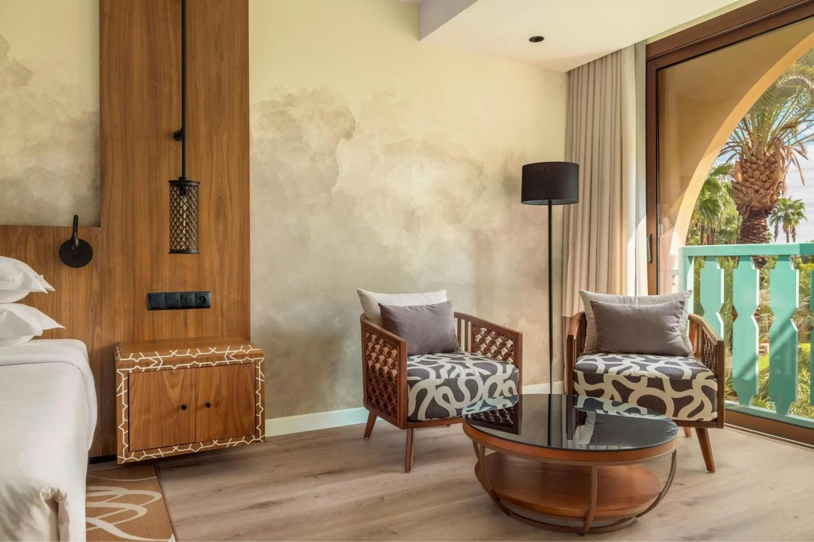 Coin salon dans une chambre d’hôtes au Le Meridien N'fis
