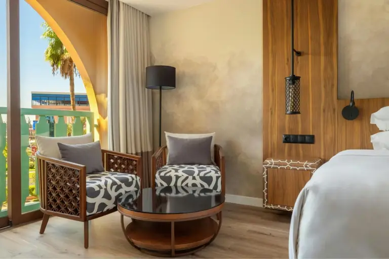 Coin salon dans une chambre d’hôtes au Le Meridien N'fis