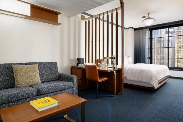 Chambre moderne au Le Meridien New York, Central Park