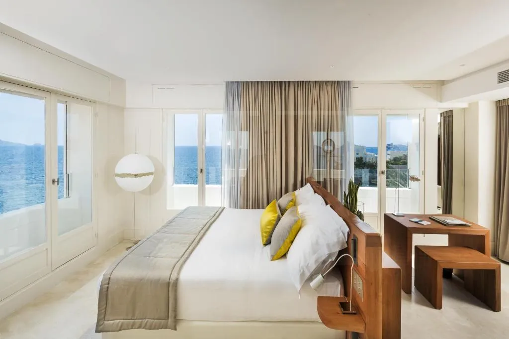 Luxury room with sea views at Le Petit Nice - Passedat in Marseille