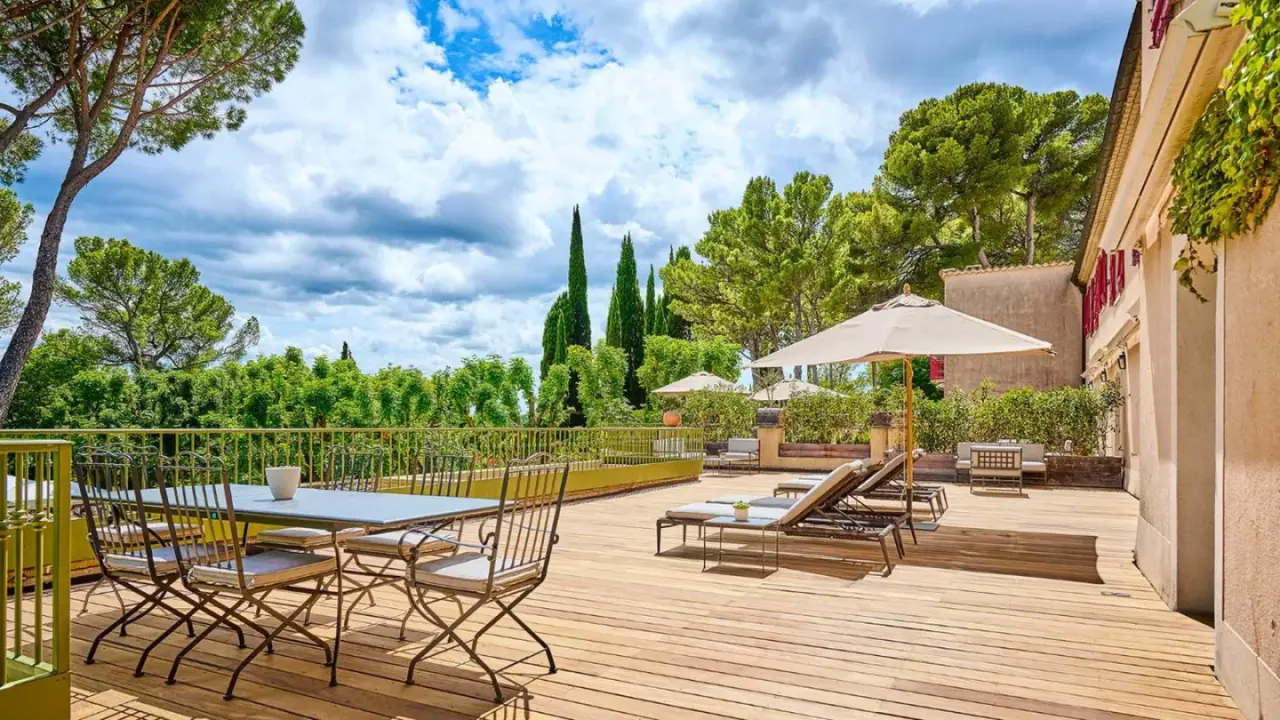 Le Pigonnet - Esprit de France Terrasse mit Sonnenliegen