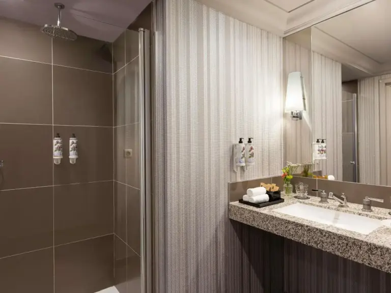 Baño moderno en Le Royal Hotel Lyon - MGallery Collection